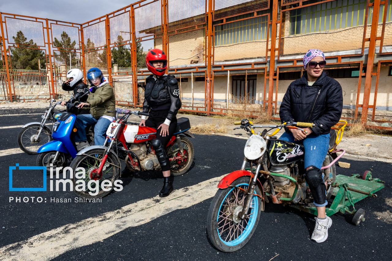بانوان در انتظار گواهینامه موتور