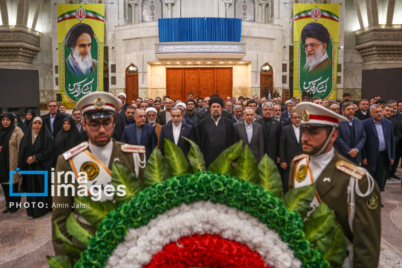 عکس/تجدید میثاق وزیر و کارکنان وزارت امور خارجه با آرمان‌های امام راحل