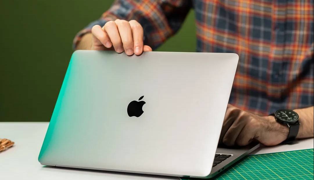 مکبوک پروهای ۲۰۲۶ اپل احتمالا با macOS 26.3 عرضه میشوند
