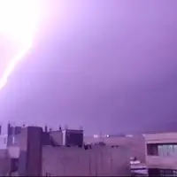 تصویر جالبی از لحظه اصابت صاعقه به زمین در ایلام