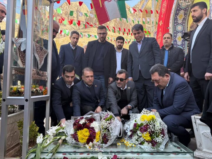 ادای احترام وزیر صمت به سردار شهید حاج قاسم سلیمانی