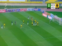 صحنه مشکوک به پنالتی در محوطه جریمه سپاهان