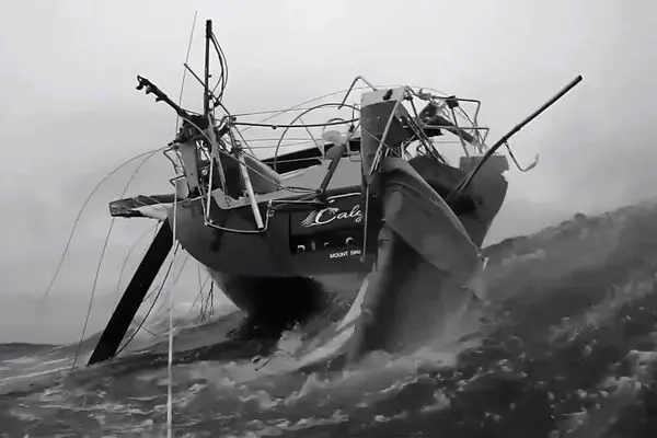 واژگون شدن قایق در امواج 6 متری