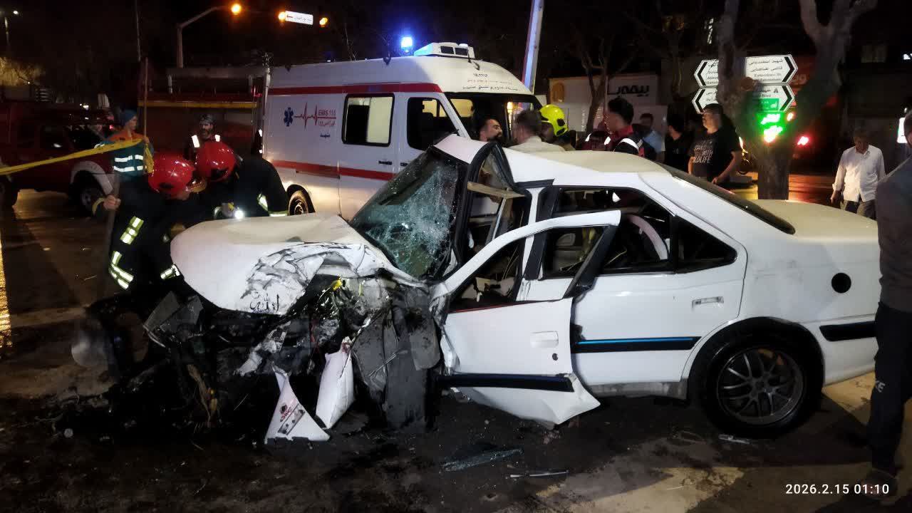 برخورد مرگبار پژو با تیر چراغ برق در مشهد