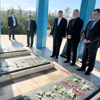 رییس جمهور به مقام شهدای لرستان ادای احترام کرد