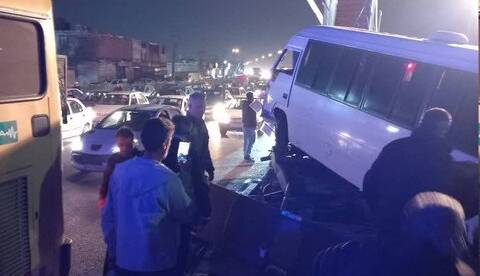 انحراف مینیبوس در بزرگراه؛ ۱۰ نفر مصدوم شدند