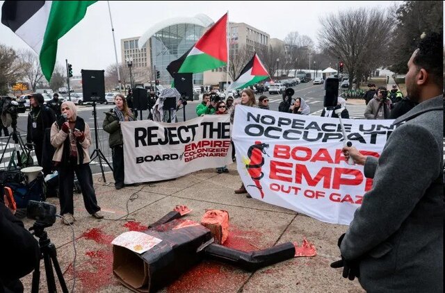 تجمع معترضان در واشنگتن علیه شورای صلح ترامپ