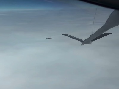 لحظه نفسگیر سوختگیری یک جنگنده اف‑۱۵ در آسمان