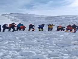 تلاشها برای یافتن پیکر کوهنوردان البرزی زیر ۱۰ متر برف
