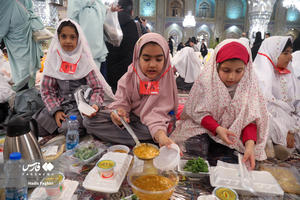 عکس/ مهمانی فرشتههای روزه اولی در حرم رضوی