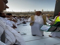 توزیع افطاری در مسجد الحرام در کنار کعبه