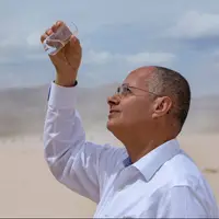 اختراع برنده جایزه نوبل: دستگاهی که از هوای خشک آب میگیرد