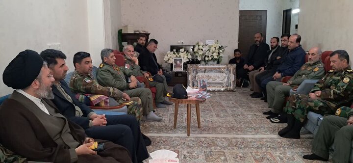 عکس/ فرمانده هوانیروز ارتش با خانواده شهید حامد دردمند دیدار کرد