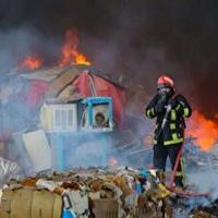 منشا دود غلیظ عصر امروز در آسمان قم مشخص شد؛ آتش سوزی در دو انبار ضایعات