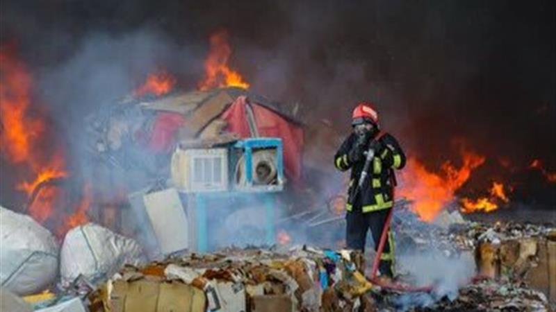 منشا دود غلیظ عصر امروز در آسمان قم مشخص شد؛ آتش سوزی در دو انبار ضایعات