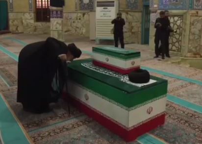 بوسه حجتالاسلام سید هادی خامنهای، برادر رهبر شهید انقلاب بر پیکر قائد شهید امت