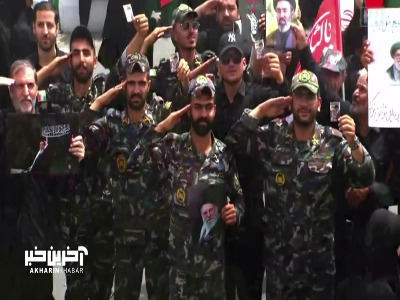 احترام نظامی سربازان در حاشیه مراسم تشییع امام شهید