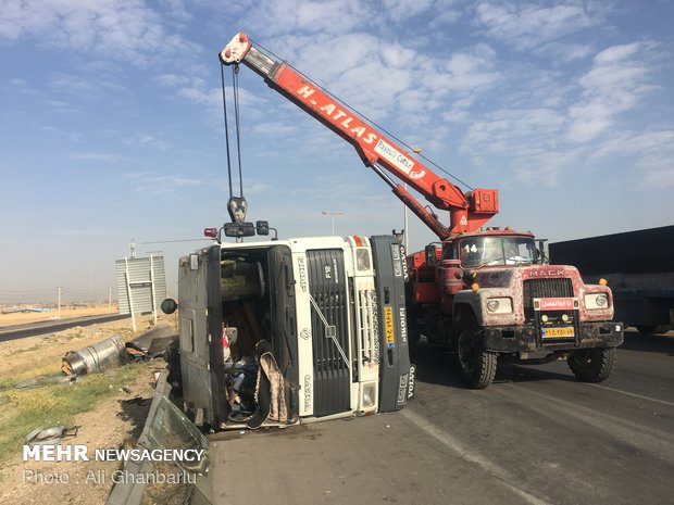 واژگونی هولناک تریلر یک فوتی برجای گذاشت