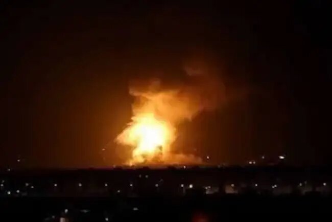 جمله به باند پرواز و ساختمان فرودگاه ایرانشهر