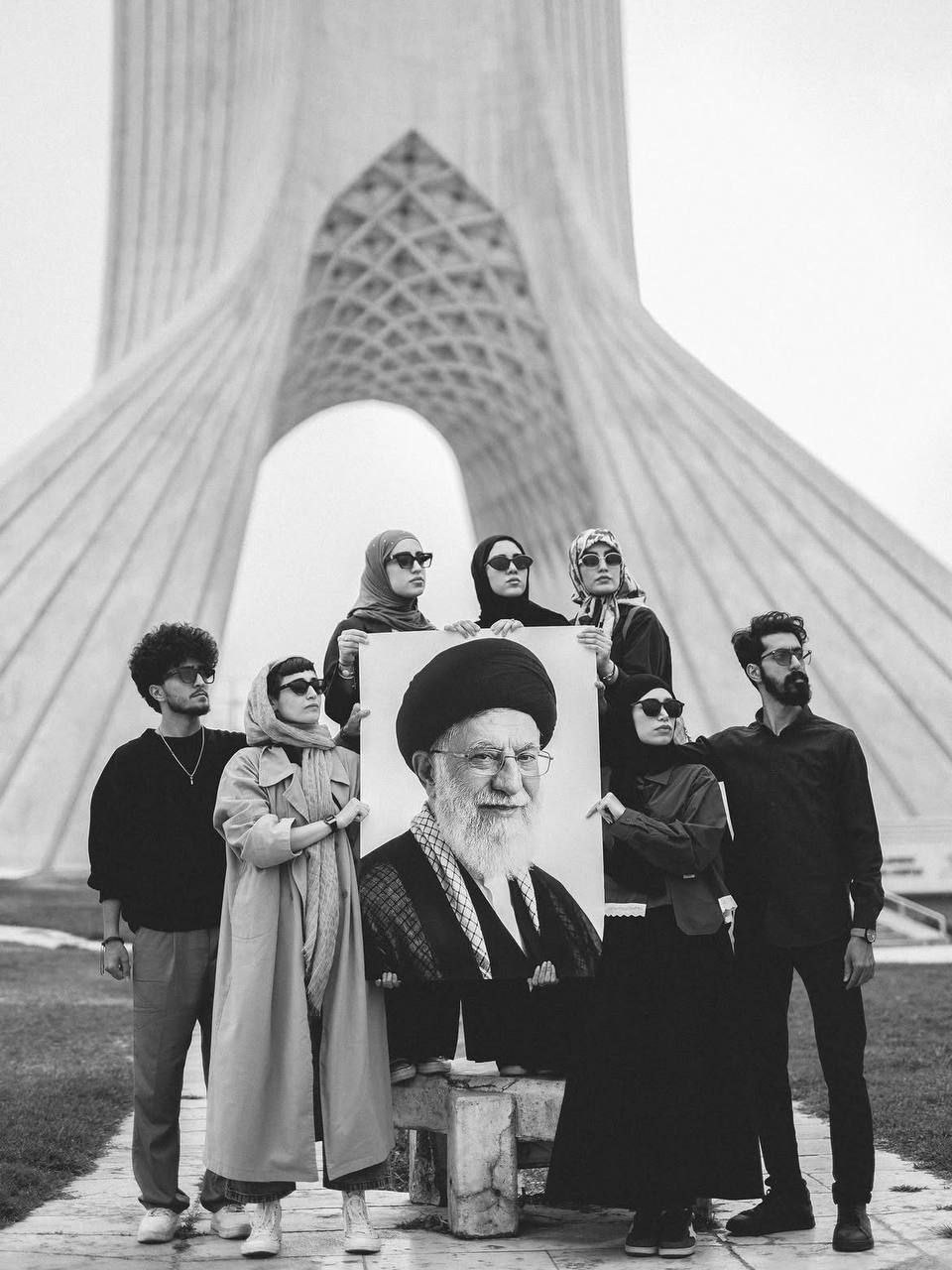 عکس/ خدای خامنهای زنده است