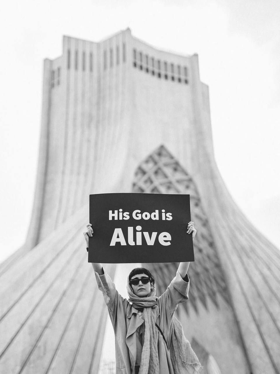 عکس/ خدای خامنهای زنده است