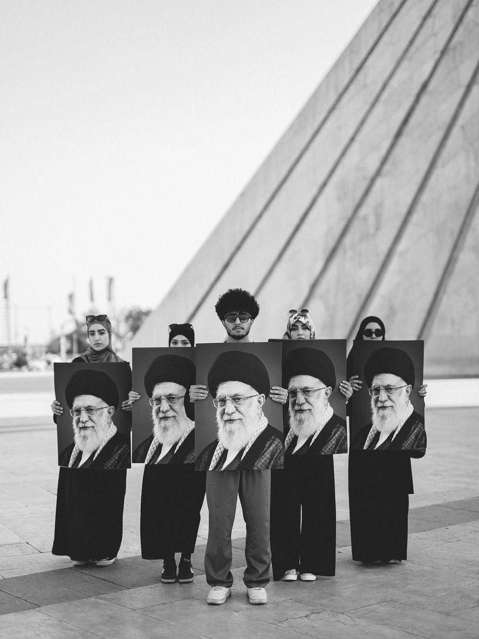 عکس/ خدای خامنهای زنده است