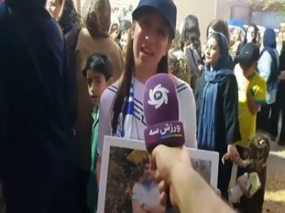 بانوی ملوانی همراه عکس همسر مرحوم خود در آبادان