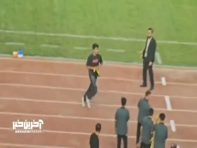 جیمی جامپ پیش از شروع بازی به زمین آمد