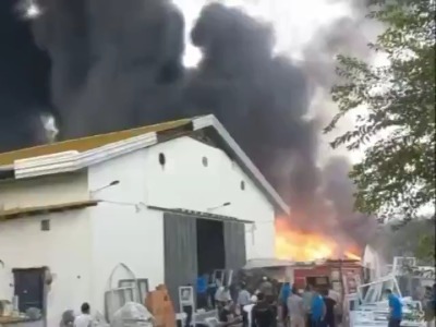 فیلمی از آتشسوزی در انبار کارخانه فرآوردههای پلاستیکی در آققلا