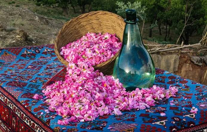 چگونه گلاب اصل و باکیفیت را تشخیص دهیم؟