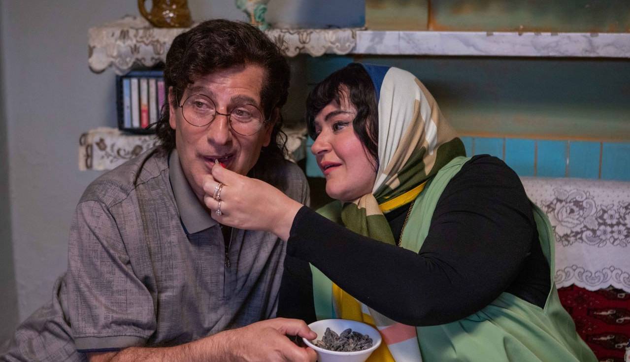 تصویری از نعیمه نظام دوست و رامین ناصرنصیر در فیلم سینمایی «عموی بچهها»