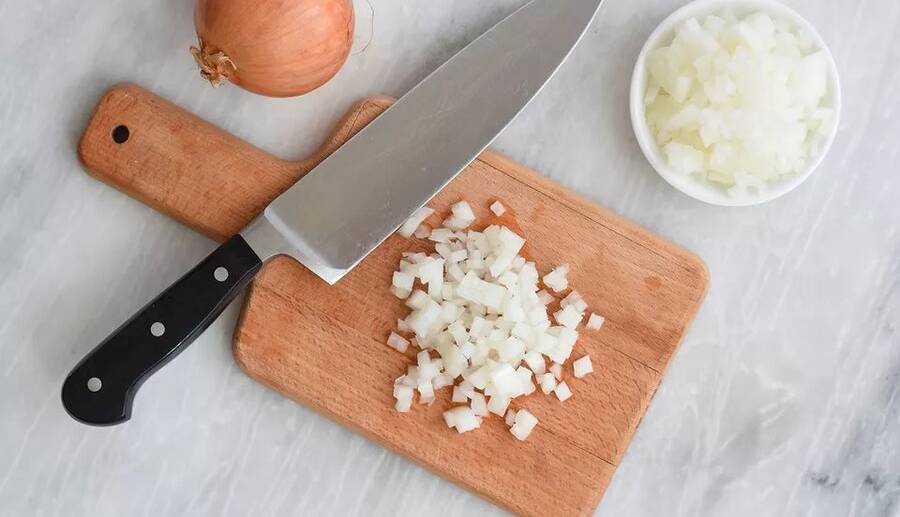 چگونه پیاز را مثل سرآشپزها، نگینی و یکدست خردکنیم؟