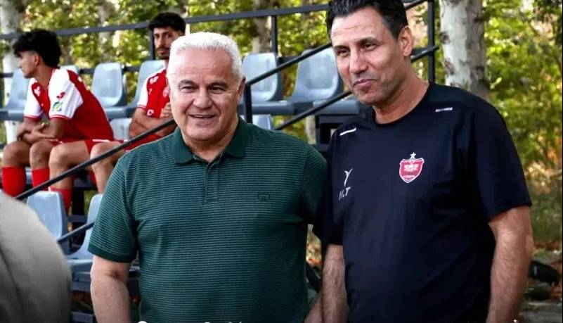 سرمربی پرسپولیس در کنار منتقد مشهور!