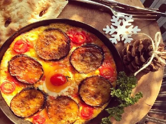 ورقه گیلانی؛ غذای شمالی سادهای که با بادمجان و تخممرغ غوغا میکند