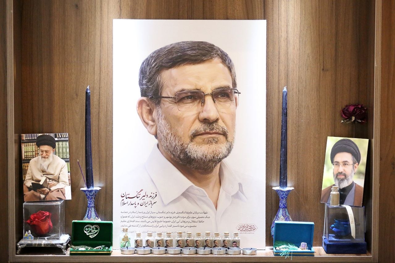 دیدار اعضای دفتر حفظ و نشر آثار رهبر شهید با خانواده شهید علیرضا تنگسیری