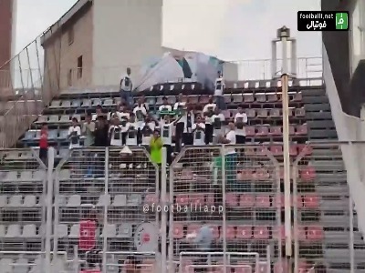 تشویق هواداران خیبر در استادیوم وطنی