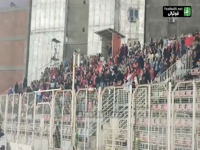 تشویق بانوان هوادار نساجی در حاشیه دیدار با خیبر