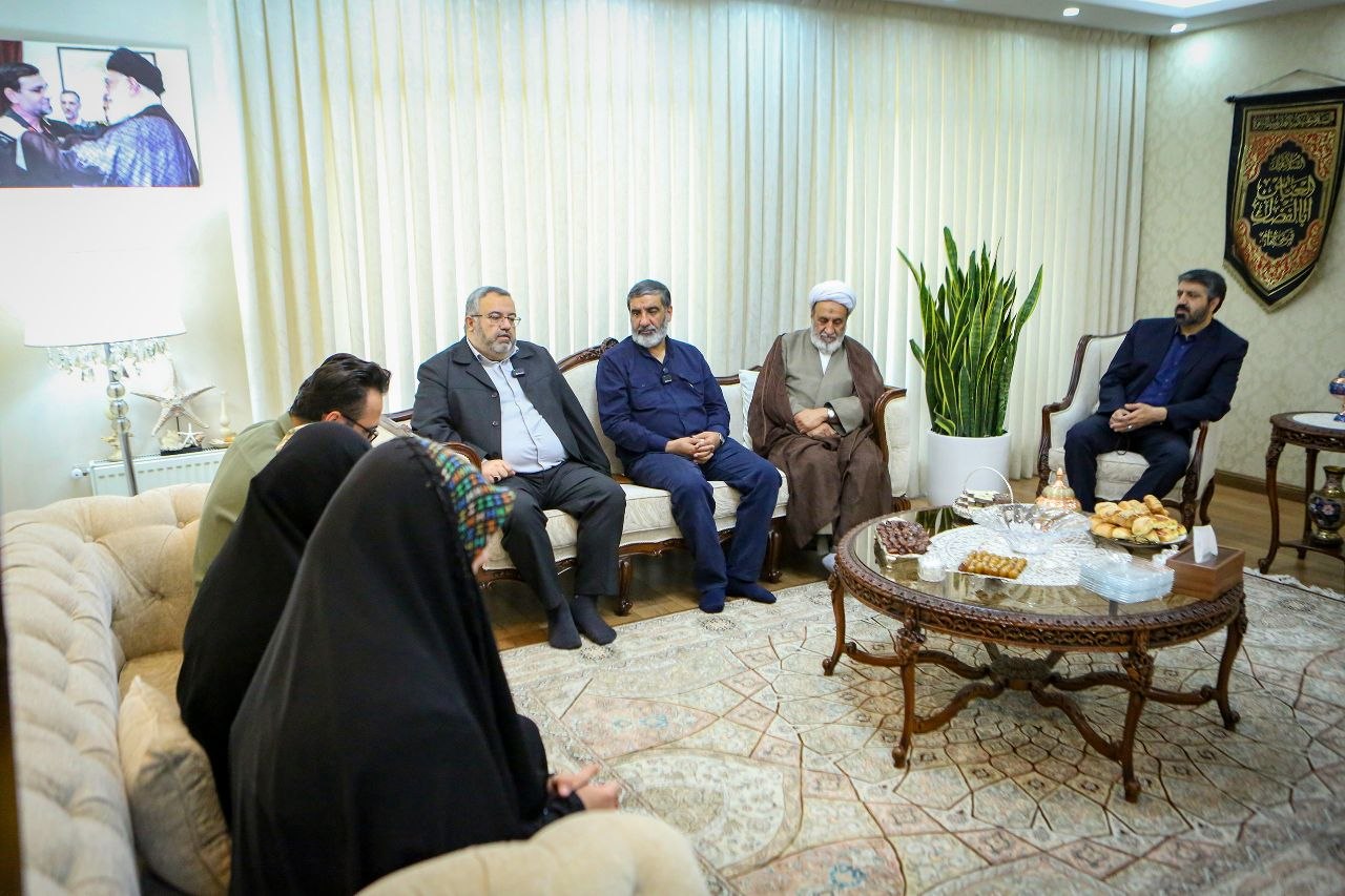 دیدار اعضای دفتر حفظ و نشر آثار رهبر شهید با خانواده شهید علیرضا تنگسیری