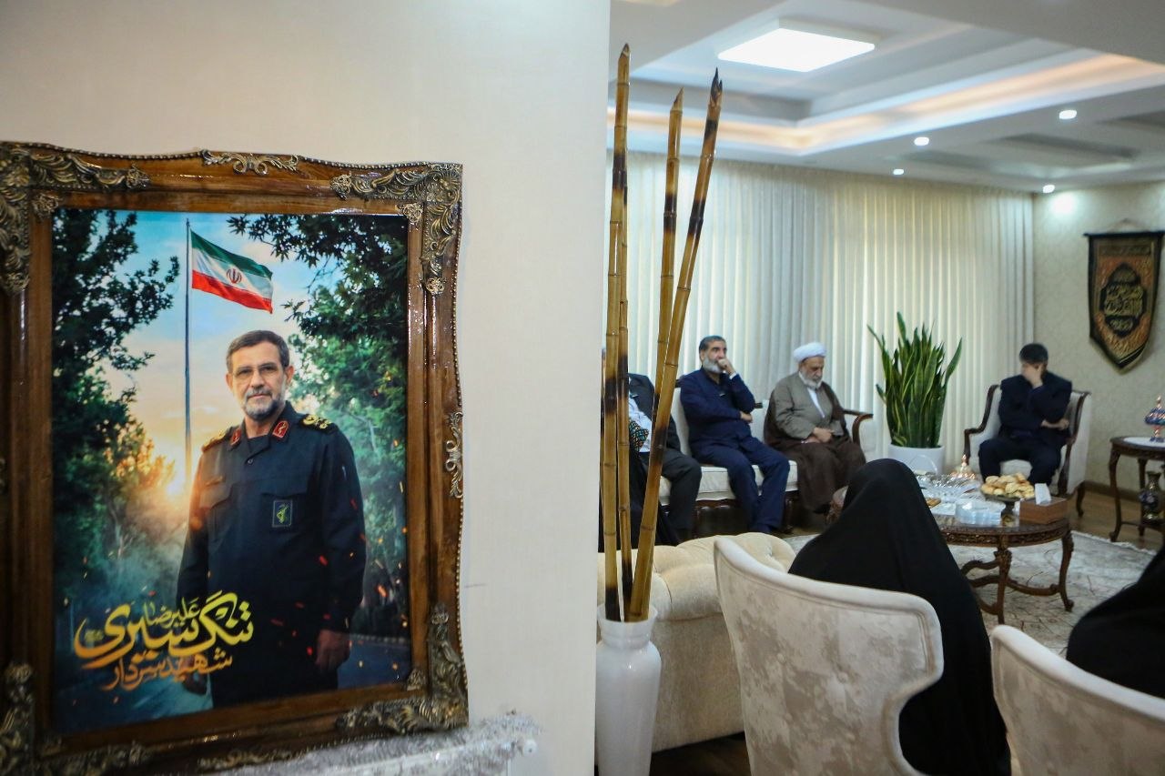 دیدار اعضای دفتر حفظ و نشر آثار رهبر شهید با خانواده شهید علیرضا تنگسیری
