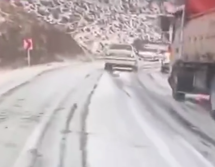 بارش برف تابستانی در گدار سربیژن جاده کرمان به جیرفت