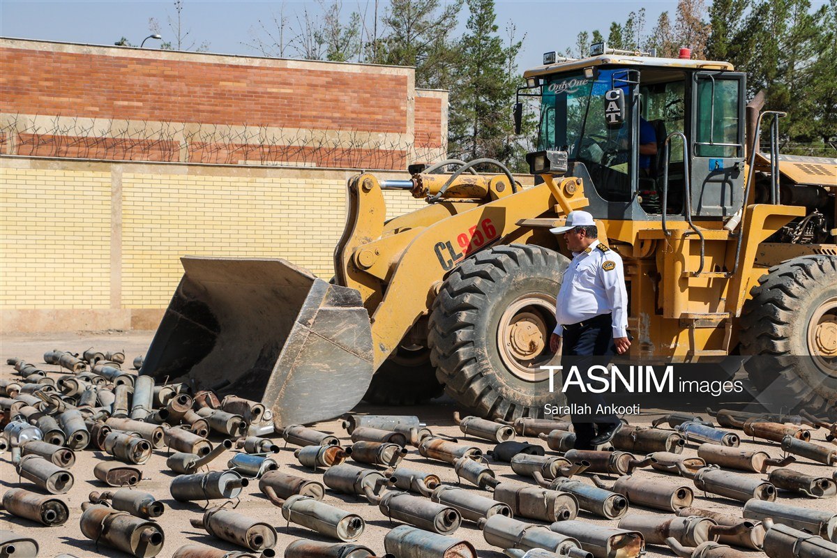 معدومسازی اگزوزهای جمعآوری شده از خودروهای مزاحم آلودگی صوتی در کرمان