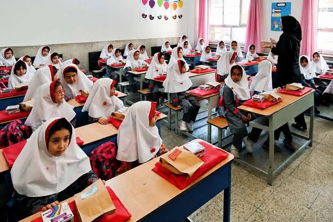 آغاز حضوری مدارس خراسان رضوی؛ یکونیم میلیون دانشآموز در راه کلاس درس