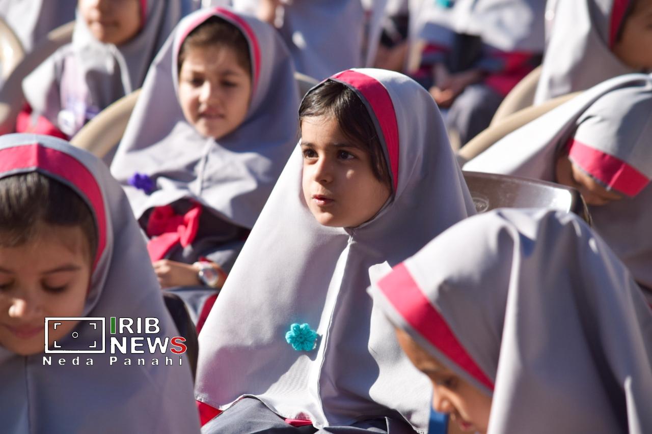 عکس/ آغاز سال تحصیلی با یاد شهدای دانشآموز میناب