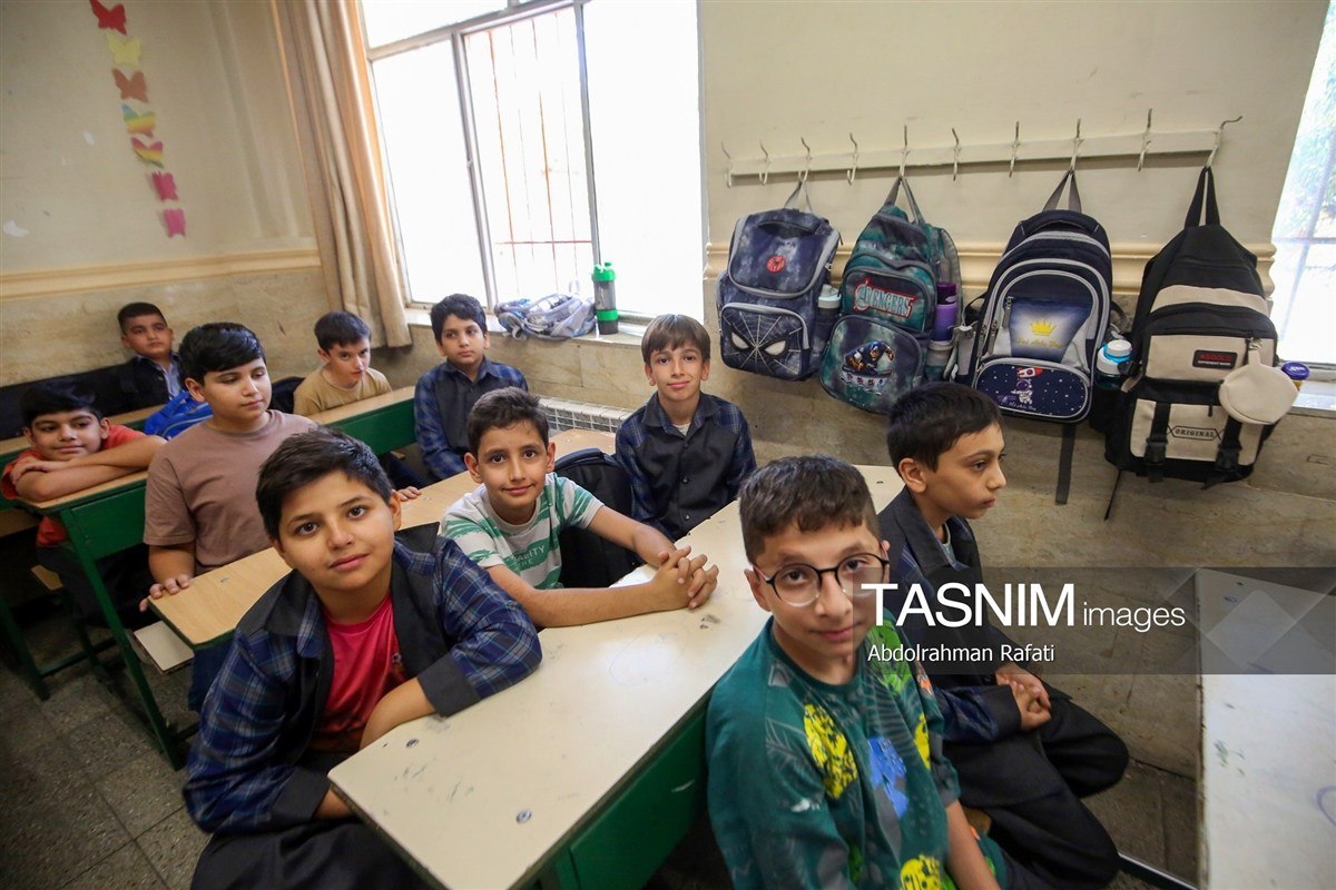 عکس/ بدرقه فرزندان شهدا تا مدرسه