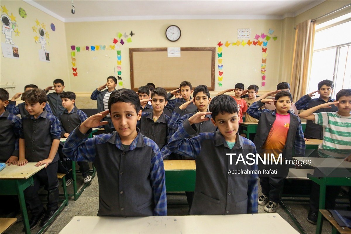 عکس/ بدرقه فرزندان شهدا تا مدرسه