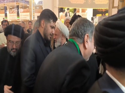 حضور فرزند رهبر شهید در مراسم ترحیم آیتالله شبیری زنجانی