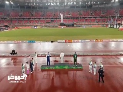 لحظه اهدای مدال طلای محمدرضا طیبی نفر اول ماده پرتاب وزنه در بازیهای آسیایی ناگویا