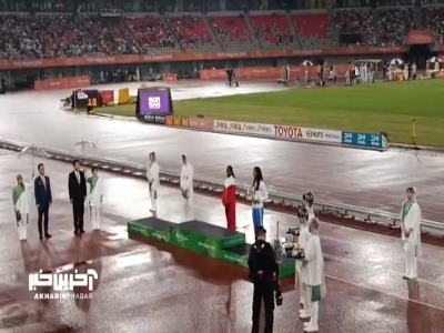 لحظه اهدای مدال نقره زهرا زارعی در ماده ۴۰۰ متر بازیهای آسیایی ناگویا