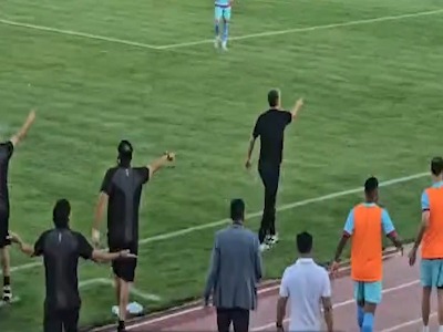 اعتراض شدید مجتبی جباری و کادرفنی جزیره قشم به قضاوت داوری دیدار با فرد البرز