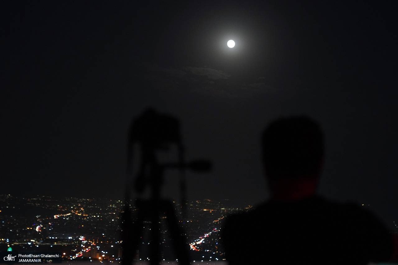 عکس/ رصد ماه کامل در برج میلاد